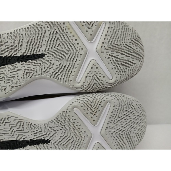 Nike‎ Kids Team Hustle D 10 Basketball Shoes CW6735-002 Black Gold Sz 5.5 - Picture 9 of 11